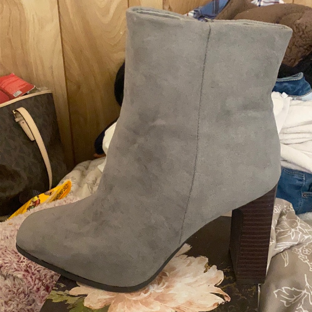 Gray ankle boot heels never worn
